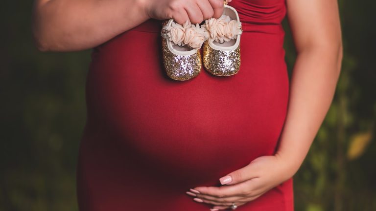 How to Choose Maternity Leggings That Actually Stay Up - Bump to Baby Guide