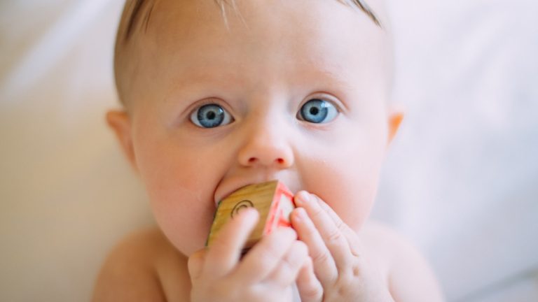 How to Choose a Nursing Pillow - Bump to Baby Guide